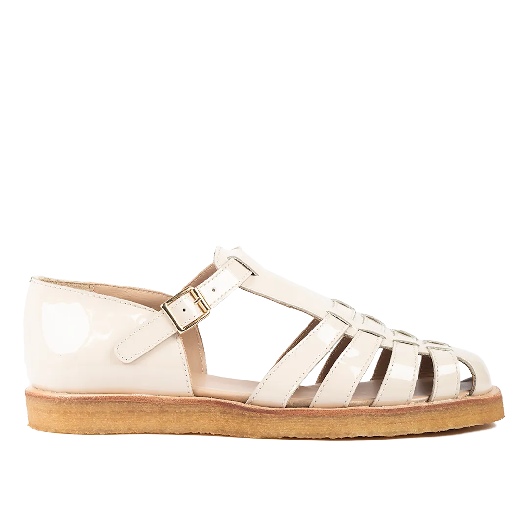 Strap sandal with buckle