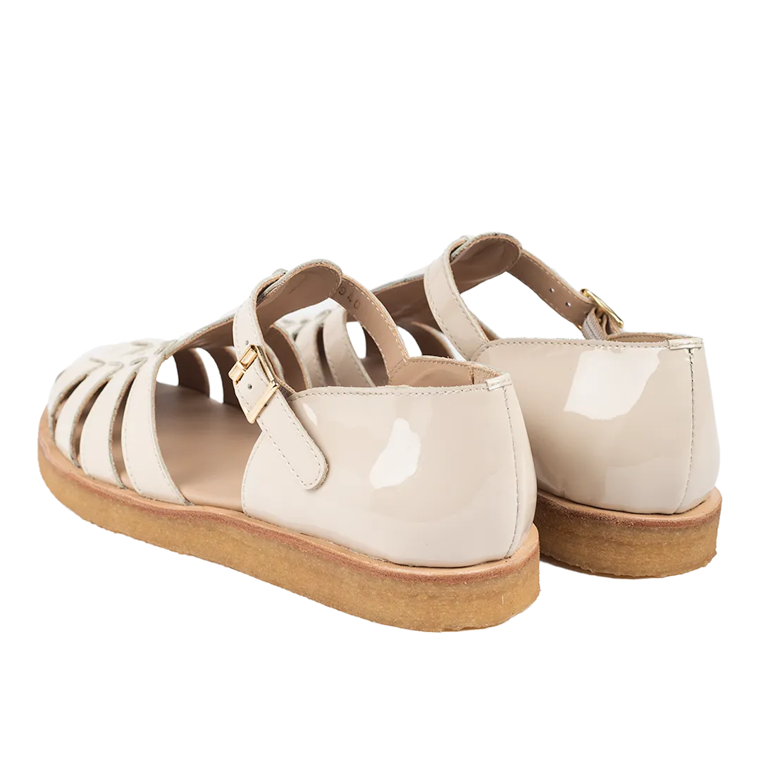 Strap sandal with buckle